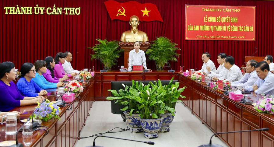 Bí thư Thành ủy Cần Thơ Nguyễn Văn Hiếu thay mặt Ban Thường vụ Thành ủy chúc mừng bà Võ Kim Thoa. Bí thư Thành ủy Cần Thơ Nguyễn Văn Hiếu thay mặt Ban Thường vụ Thành ủy chúc mừng bà Võ Kim Thoa.