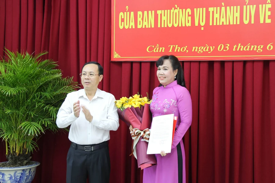 Bí thư Thành ủy Cần Thơ Nguyễn Văn Hiếu trao quyết định cho bà Võ Kim Thoa.