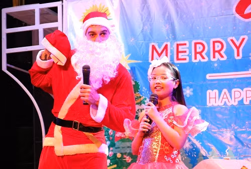 Tại lớp học, các bạn học sinh không chỉ được học kiến thức mà còn được học về kỹ năng sống, học tập và làm việc theo nhóm, rèn luyện khả năng tư duy sáng tạo và thuyết trình trước đám đông.