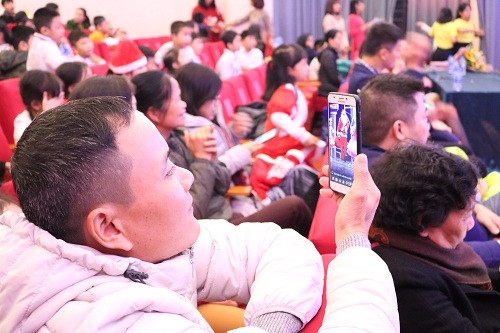 Nhiều bậc phụ huynh tham dự chương trình cũng bị cuốn hút theo từng tiết mục được thực hiện dưới bàn tay tài hoa của các nghệ sĩ nhí. Nhiều bậc phụ huynh tham dự chương trình cũng bị cuốn hút theo từng tiết mục được thực hiện dưới bàn tay tài hoa của các nghệ sĩ nhí.