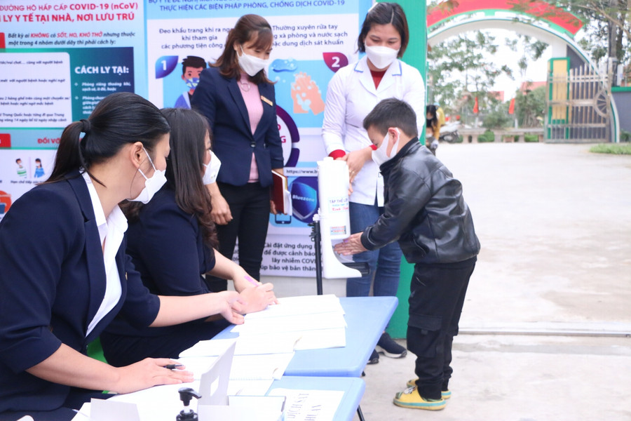 Tới thăm Trường Mầm non Trực Thắng (huyện Trực Ninh), khâu đảm bảo an toàn phòng dịch ngay từ cổng trường được tiến hành nghiêm túc.