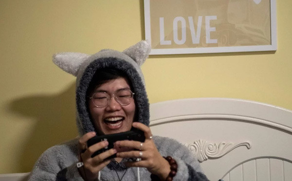 Chàng trai kiếm bộn tiền nhờ tâm sự với các cô gái mỗi đêm