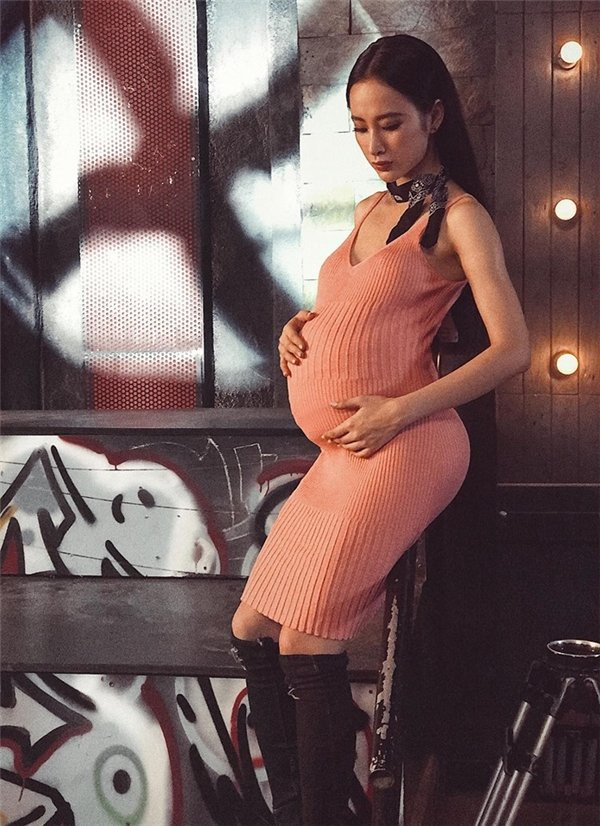 Lộ ảnh Hòa Minzy bụng bầu, càng có thêm cơ sở nữ ca sĩ đã sinh con ảnh 2 Lộ ảnh Hòa Minzy bụng bầu, chứng cớ dân mạng đưa ra càng có thêm cơ sở nữ ca sĩ đã sinh con-3