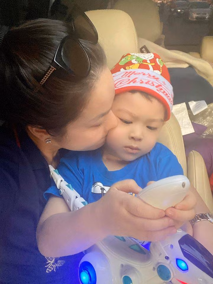 sau thoi gian "van xin" chong cu, nhat kim anh hanh phuc don giang sinh ben con trai - 4