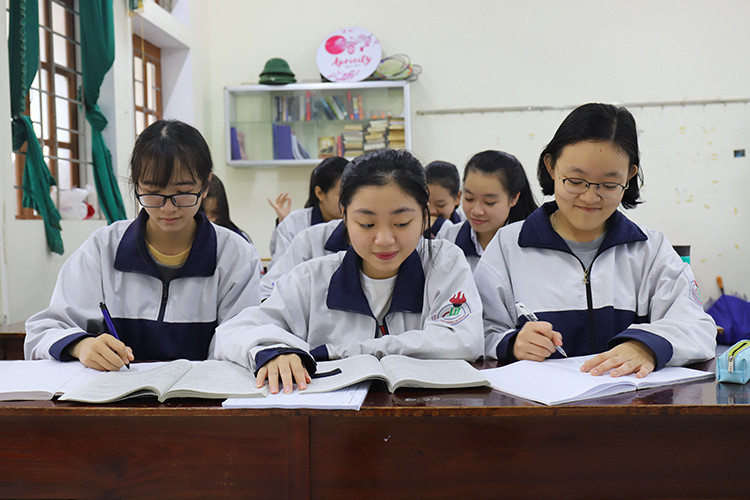 Ngọc Mai (ngoài cùng bên phải) cùng bạn học bài tại lớp. Ảnh: Đức Hùng