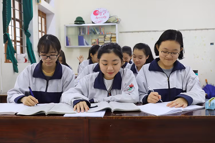 Ngọc Mai (ngoài cùng bên phải) cùng bạn học bài tại lớp. Ảnh: Đức Hùng