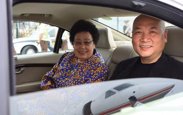 Theo Forbes, năm 2018 tổng số tài sản của Trần Lệ Hoa là 4,5 tỷ USD, nằm trong Top 3 phụ nữ giàu nhất Trung Quốc. Năm 2019, Huran cho hay bà xếp thứ 49/ 400 người giàu có nhất đất nước tỷ dân và đứng thứ 298 trong Danh sách tỷ phú toàn cầu của Forbes. Gần 30 năm qua, cuộc hôn nhân của Trì Trọng Thụy và Trần Lệ Hoa chịu nhiều điều tiếng do sự chênh lệch về tuổi tác, địa vị và hình thức. Dù vậy, cả hai vẫn gắn bó và tôn trọng lẫn nhau bất chấp tai tiếng sau cuộc hôn nhân chênh lệch về mọi mặt. Vo giau co, quyen luc cua sao nam Trung Quoc hinh anh 5 4_6914_1383556801.jpg