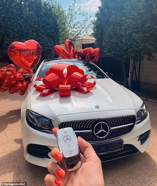 Muôn kiểu khoe của của hội ‘rich kid’ quốc tế dịp Giáng sinh - ảnh 10