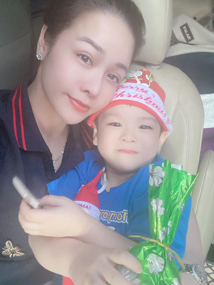 Sau thời gian “van xin” chồng cũ, Nhật Kim Anh hạnh phúc đón Giáng sinh bên con trai ảnh 1 sau thoi gian "van xin" chong cu, nhat kim anh hanh phuc don giang sinh ben con trai - 3