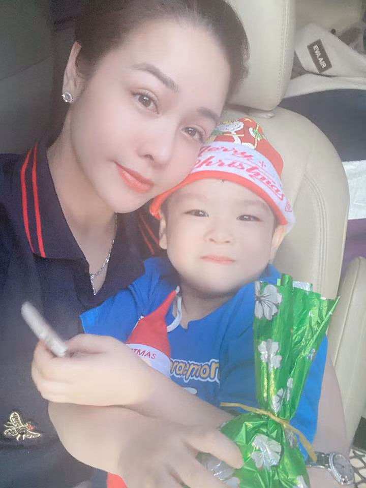 sau thoi gian "van xin" chong cu, nhat kim anh hanh phuc don giang sinh ben con trai - 3