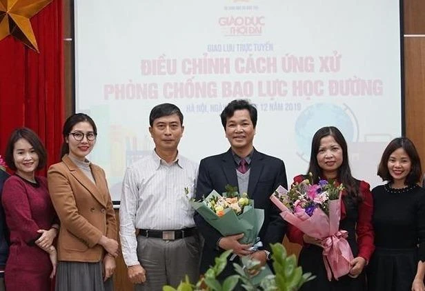 Trưởng ban điện tử GD&TĐ Đinh Công thắng (áo trắng) tặng hoa cho nhà giáo Phạm Văn Hoan – Hiệu trưởng trường PTCS Xã Đàn và cô Nguyễn Thị Diệp - Hiệu trưởng trường THCS Đức Thượng Hoài Đức. Ảnh: Xuân Phú.