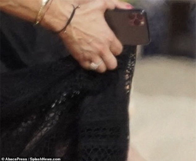 Người tình tỷ phú Amazon lại "đốt mắt" thiên hạ khi khoe vòng 1 táo bạo nhưng vẫn lộ chi tiết kém sáng dù phủ đầy hàng hiệu - Ảnh 3. Người tình tỷ phú Amazon lại "đốt mắt" thiên hạ khi khoe vòng 1 táo bạo nhưng vẫn lộ chi tiết kém sáng dù phủ đầy hàng hiệu - Ảnh 3.