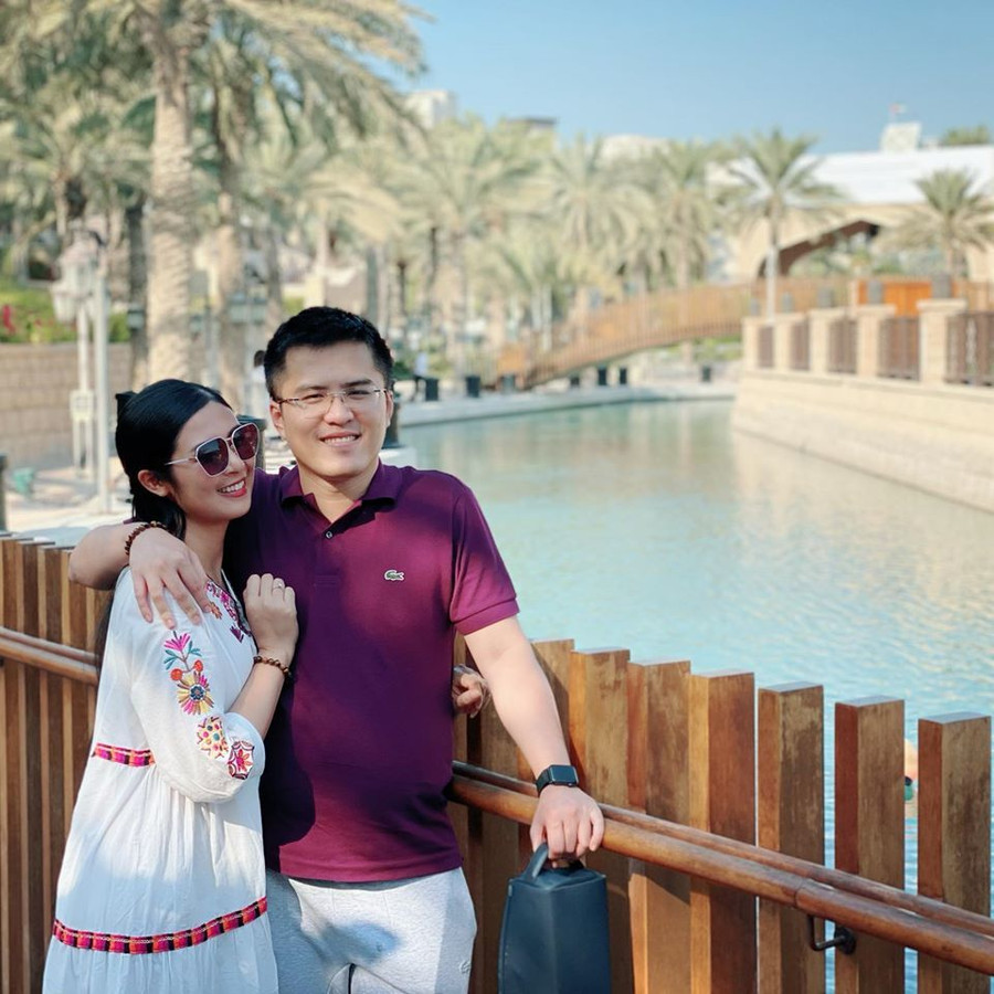 Chồng chưa cưới công khai đăng ảnh đón Giáng sinh cùng Hoa hậu Ngọc Hân