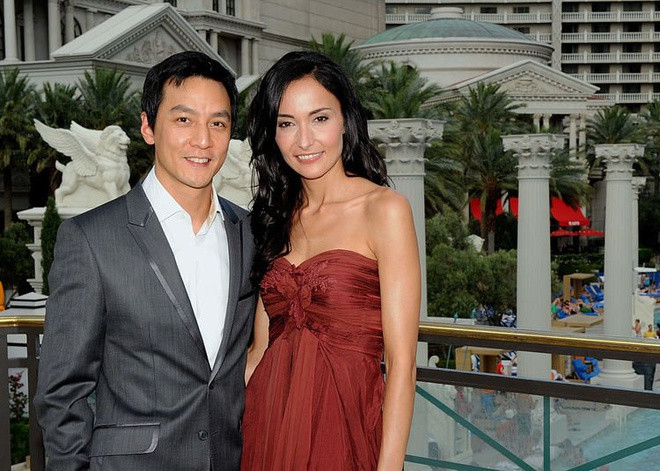 Ngô Ngạn Tổ - con gái trùm sòng bạc Las Vegas: Nam diễn viên kết hôn với nữ người mẫu ngoại quốc Lisa Selesner năm 2010. Cả hai hiện có một con gái đáng yêu. Lisa là con gái của ông Gary Selesne chủ Caesars Palace - tổ hợp sòng bài, khách sạn lớn nhất nhì Las Vegas. Ngoài ra, cha vợ của tài tử còn sở hữu hơn 50 khách sạn lớn nhỏ khác. Vo giau co, quyen luc cua sao nam Trung Quoc hinh anh 10 Lisa_S._img_750_h.jpg