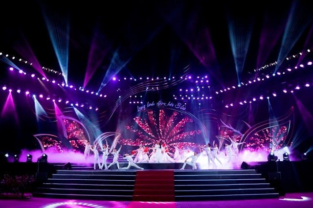 Đêm hội rực rỡ với sân khấu hoành tráng Đêm hội rực rỡ với sân khấu hoành tráng