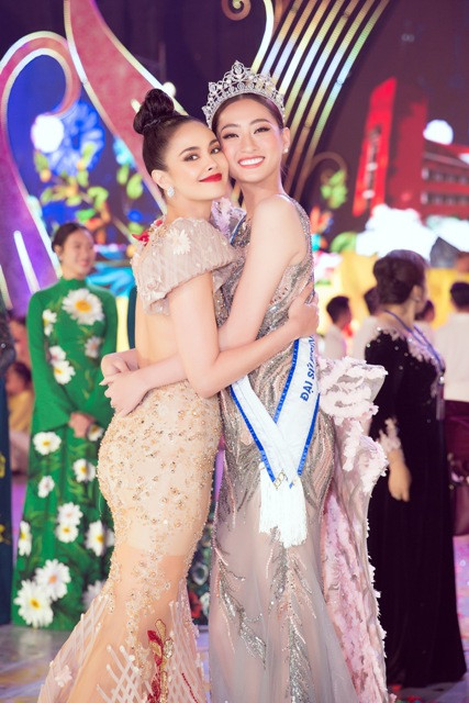 Hoa hậu Lương Thùy Linh và Megan Young