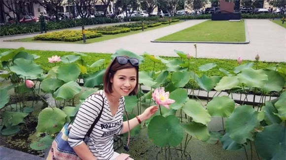 Cô gây ấn tượng với gương mặt dịu dàng, ngọt ngào đậm chất Á Đông.