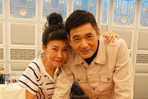 Châu Nhuận Phát - bà xã doanh nhân: Châu Nhuận Phát kết hôn với Trần Hội Liên năm 1987. Trước đó, anh từng có cuộc hôn nhân đổ vỡ chỉ kéo dài vỏn vẹn 9 tháng với Dư An An. Sina cho biết, người vợ thứ 2 của tài tử Hong Kong là con gái của đại gia Singapore Trần Thủ Lâm và được xem người có công đưa Châu Nhuận Phát phát triển sự nghiệp tại Hollywood. Vo giau co, quyen luc cua sao nam Trung Quoc hinh anh 2 chau_nhuan_phat2_7482_1537589488.jpg