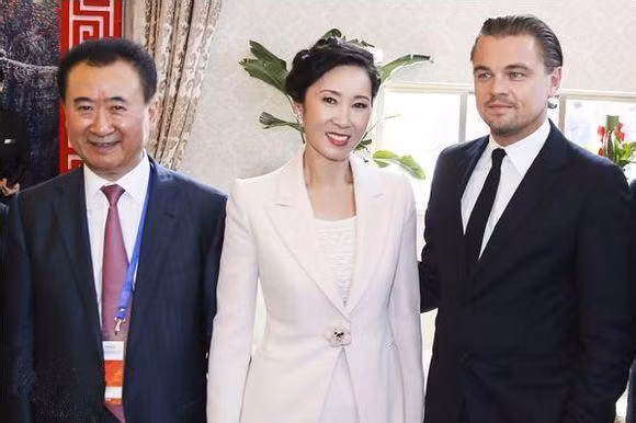 Vợ chồng tỷ phú Vương Kiện Lâm - Lâm Ninh trong lần hiếm họi xuất hiện cùng nhau trước công chúng. Me cua thieu gia giau nhat Trung Quoc lao dao vi tra no thay con? hinh anh 2 1ad5ad6eddc451da9d9830f508f4a763d0163254.jpeg