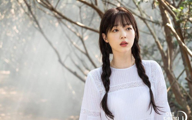Netizen đang vô cùng phẫn nộ trước sự vô ý thức của những người đến mộ Sulli.