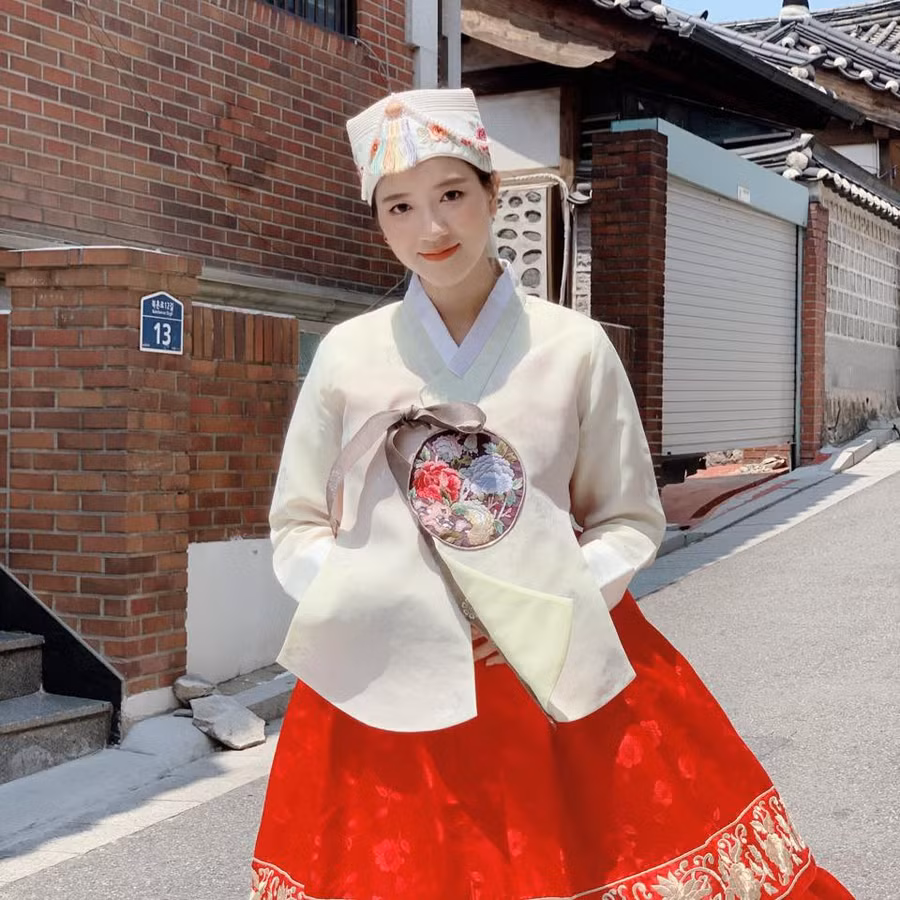 Trầm trồ những hotgirl xứ Huế: Người là rich kid mê xe phân khối lớn, người có thành tích học tập "khủng" ảnh 11