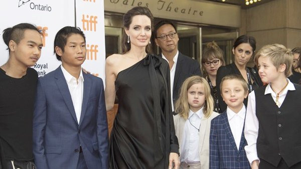 ly hon da 15 nam, jennifer aniston doi tai hon voi brad pitt sau khi anh bo angelina - 7