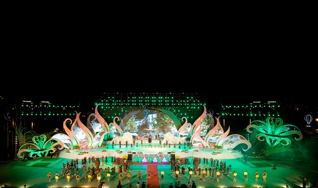 Lễ khai mạc Festival Hoa Đà Lạt trong sân khấu hoàng tráng.