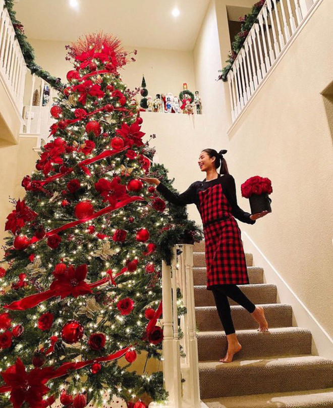 Cận cảnh biệt thự xa hoa, lộng lẫy như “cung điện” của Hoa hậu Phạm Hương ở Mỹ ảnh 10 Ngôi sao - Cận cảnh biệt thự xa hoa, lộng lẫy như