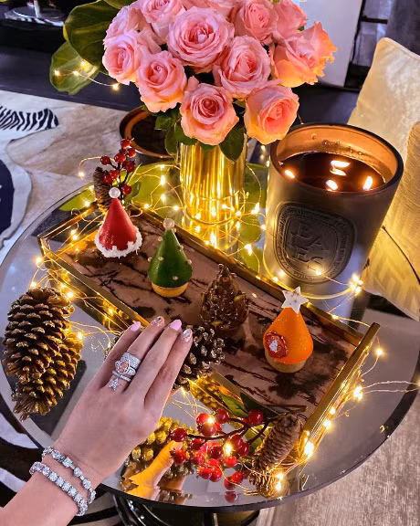 Có quá nhiều thứ lấp lánh trong bức ảnh này, từ ánh đèn rạng rỡ trên chiếc bàn ở&nbsp;Mince Pies đến bàn tay đeo đầy trang sức của vị tiểu thư giàu có.