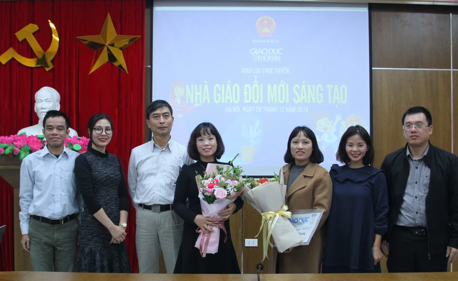 Hai khách mời, cô Nguyễn Phương Thanh và cô Nguyễn Thị Chiến, cùng đại diện lãnh đạo và biên tập viên Báo Giáo dục và Thời đại. Ảnh: Bá Hải