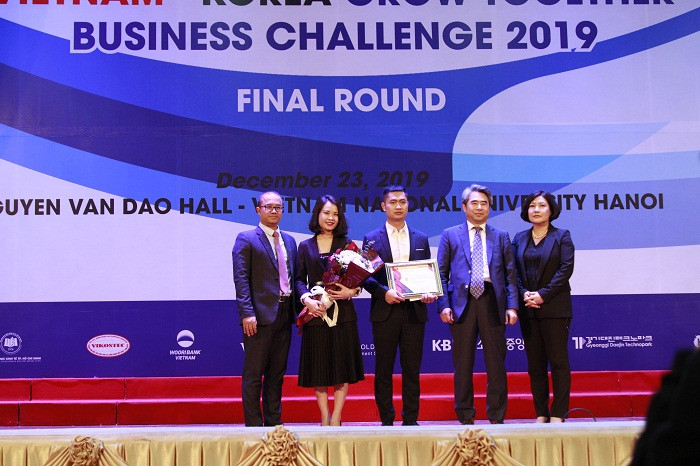 Ban tổ chức trao giải Nhất cho đội thi Beyond Limitation. Ban tổ chức trao giải Nhất cho đội thi Beyond Limitation.