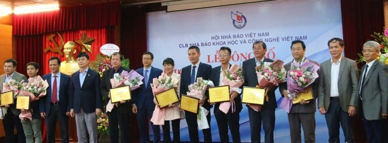 Đại diện Bộ Khoa học và Công nghệ trao giấy chứng nhận cho các sự kiện nổi bật năm 2019.