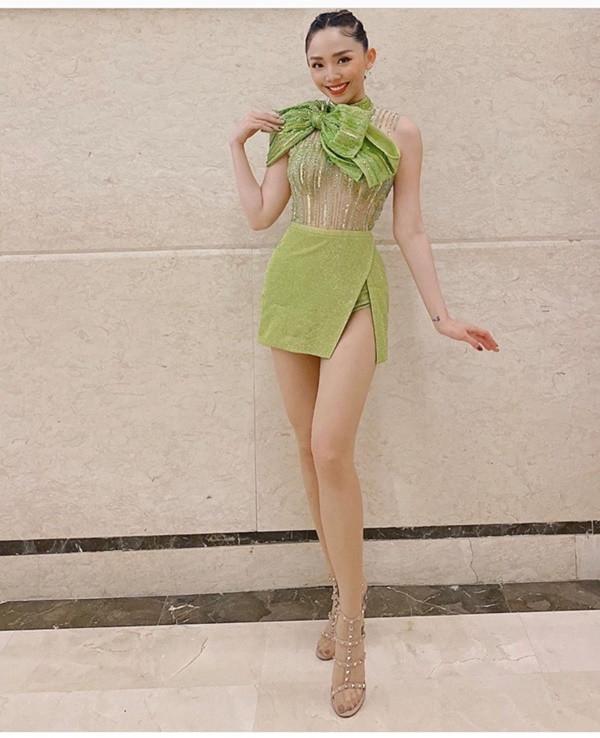 Gương mặt Elly Trần khác lạ đến mức chẳng thể nhận ra ảnh 8 Gương mặt Elly Trần khác lạ đến mức chẳng thể nhận ra ảnh 8