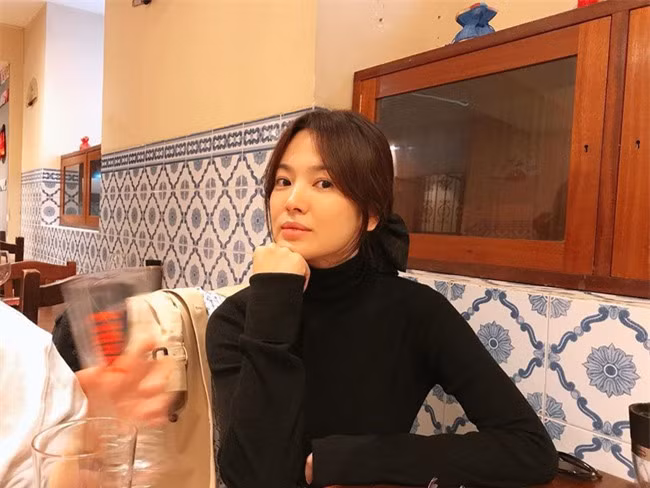 Song Joong Ki lộ diện bên cạnh cô gái bí ẩn sau tin đồn tái hợp Song Hye Kyo - Ảnh 3.