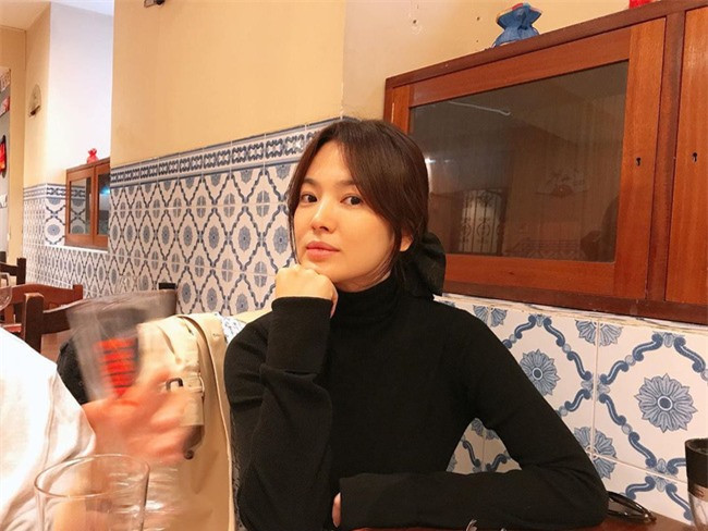 Song Joong Ki lộ diện bên cạnh cô gái bí ẩn sau tin đồn tái hợp Song Hye Kyo - Ảnh 3. Song Joong Ki lộ diện bên cạnh cô gái bí ẩn sau tin đồn tái hợp Song Hye Kyo - Ảnh 3.