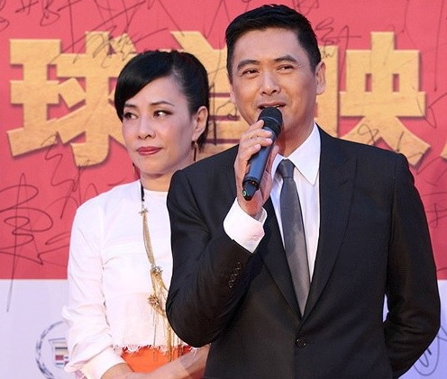 Nhiều năm qua, nữ doanh nhân vừa là vợ, vừa là luật sư/trợ lý/giáo viên tiếng Anh cho nam diễn viên. Nói đến thành công của Châu Nhuận Phát người ta không thể không nhắc đến Trần Hội Liên luôn đứng sau, âm thầm hỗ trợ chồng. Hai người không có con, vì vậy quyết định từ thiện tổng tài sản hơn 700 triệu USD của mình. Vo giau co, quyen luc cua sao nam Trung Quoc hinh anh 3 cnp.jpg