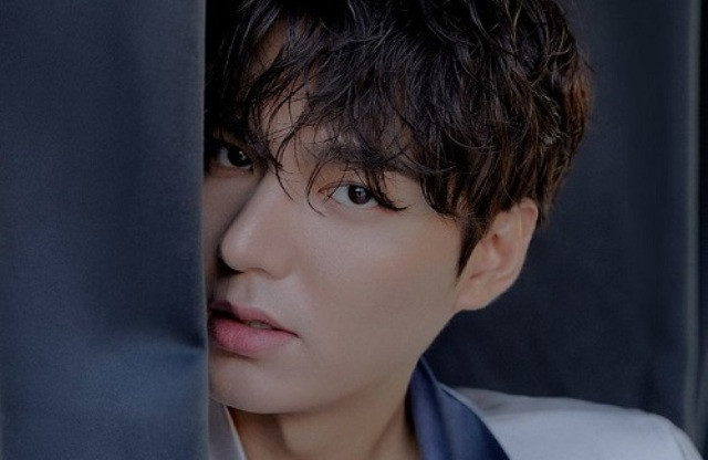 Sáng 19/12, tạp chí Dazed Korea đã gửi đến độc giả bộ ảnh và một đoạn phỏng vấn ngắn của Lee Min Ho. 