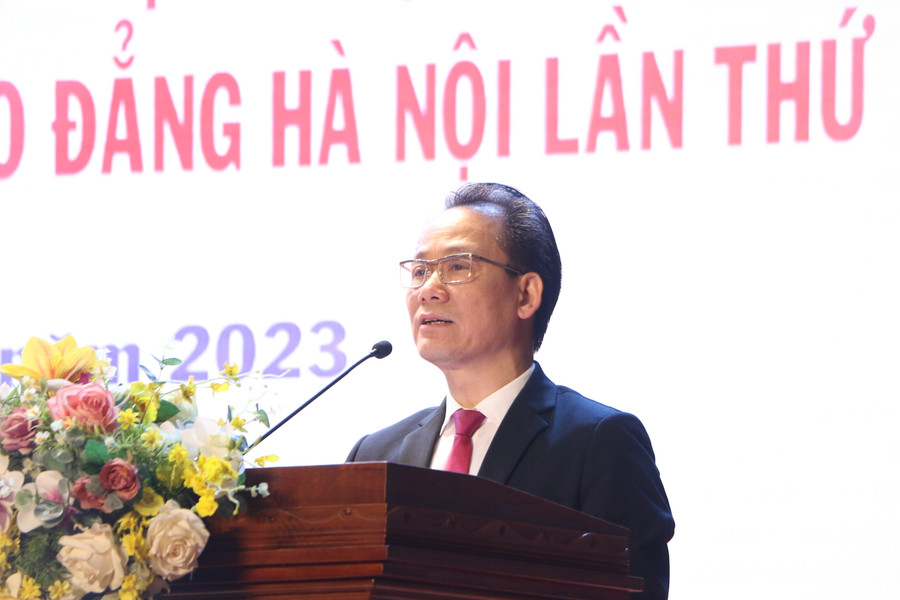 Bí thư Đảng ủy Khối các trường đại học, cao đẳng Hà Nội Nguyễn Thanh Sơn trình bày báo cáo tại hội nghị.