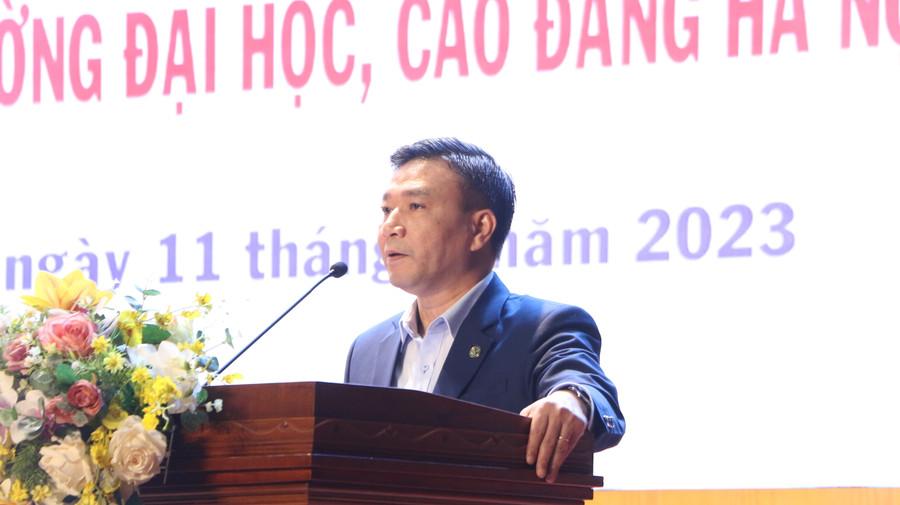 TS Chu Mạnh Hùng - Chủ tịch Hội đồng trường Trường ĐH Luật Hà Nội nêu bật ý nghĩa của công tác phát triển Đảng trong sinh viên.