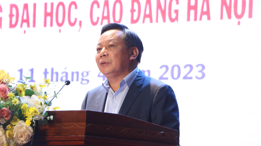 Phó Bí thư Thành ủy Hà Nội Nguyễn Văn Phong đưa ra một số ý kiến chỉ đạo tại hội nghị.