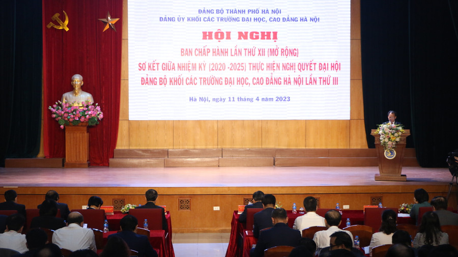 Đây là dịp để Đảng ủy Khối các trường đại học, cao đẳng Hà Nội xem lại các giải pháp để khắc phục những hạn chế, phát huy mặt tích cực để thực hiện thắng lợi các nhiệm vụ đã đề ra.