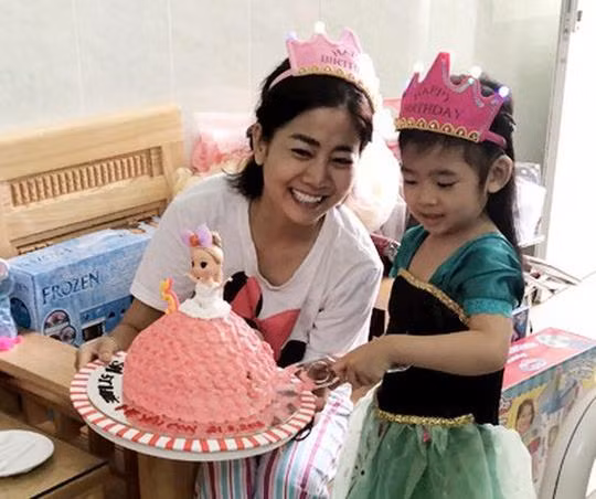  Ốc Thanh Vân chia sẻ cô đã tự tay đặt chiếc bánh có chữ Mẹ yêu con thay cho Mai Phương.