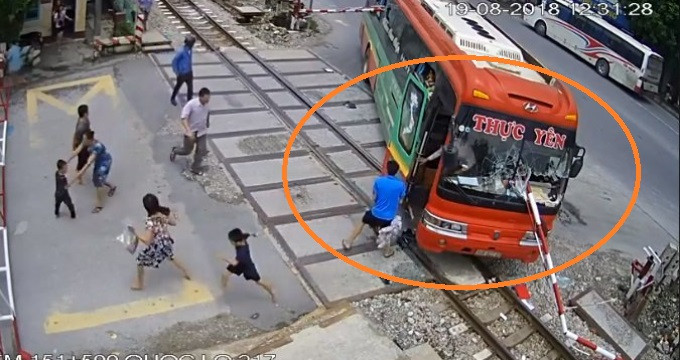 Xe khách bất ngờ lao vào rào chắn tàu, hành khách hoảng loạn bỏ chạy