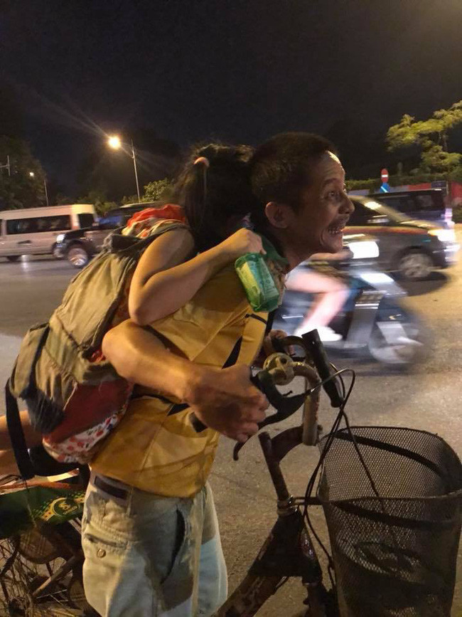 Bức ảnh người cha già ngây ngô đạp xe đưa con gái đi nhặt rác với nụ cười đong đầy hạnh phúc khiến ai cũng rơm rớm - Ảnh 1. Bức ảnh người cha già ngây ngô đạp xe đưa con gái đi nhặt rác với nụ cười đong đầy hạnh phúc khiến ai cũng rơm rớm - Ảnh 1.