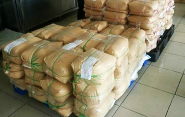 Các bao đường và phụ gia không rõ nguồn gốc bị niêm phong tại tiệm cơm tấm Kiều Giang ở quận 9. Lô hàng được niêm phong tại cơ sở. Ảnh: Ban Quản lý An toàn thực phẩm TP HCM.