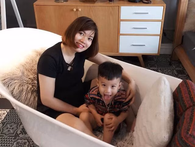 Cảm động khoảnh khắc bé gái chào đời khi mẹ vẫn hôn mê suốt 3 tháng - Hình 1