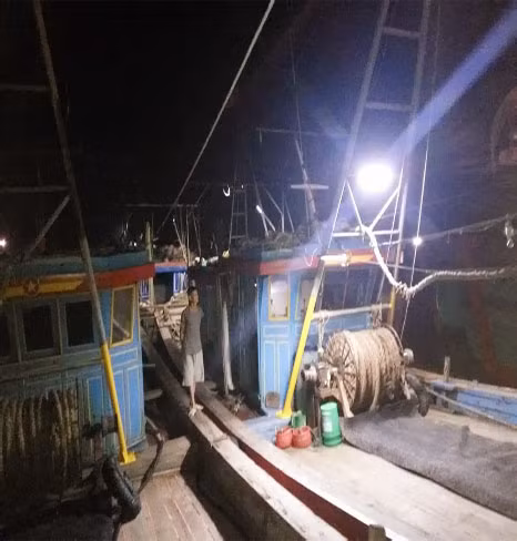 Pin mặt trời và đèn LED chiếu sáng trên tàu cá của ngư dân