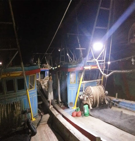 Pin mặt trời và đèn LED chiếu sáng trên tàu cá của ngư dân Pin mặt trời và đèn LED chiếu sáng trên tàu cá của ngư dân