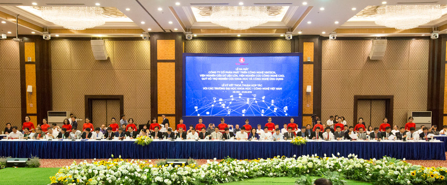 Tập đoàn Vingroup đã chính thức ký kết thỏa thuận hợp tác với 54 trường Đại học Khoa học công nghệ hàng đầu Việt Nam.