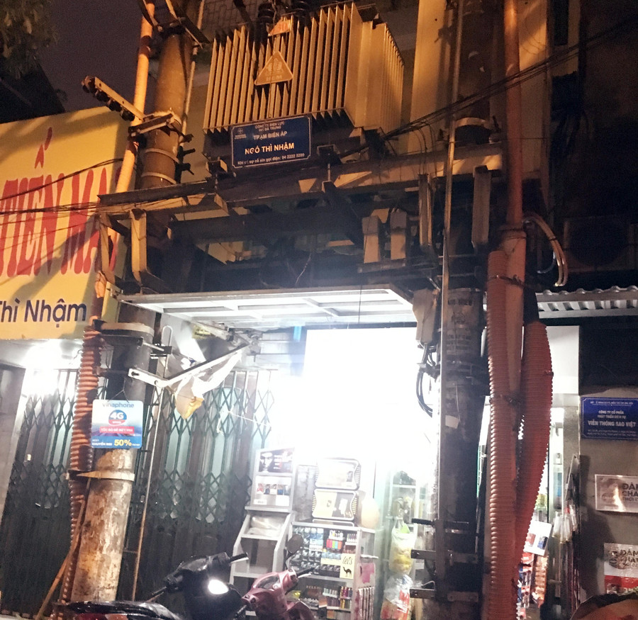 Lợi dụng trạm hạ thế làm mái che bán hàng